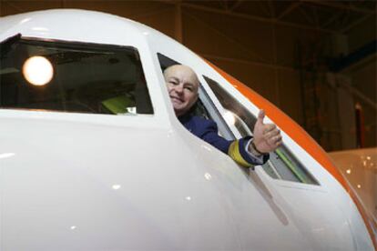 Terry Cross Eduardo, vicealmirante de la Guardia Costera, en un avión dotado con el programa Deepwater.