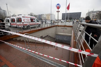 Unos ciudadanos miran la entrada cerrada de una estación de metro esta mañana en Estambul.