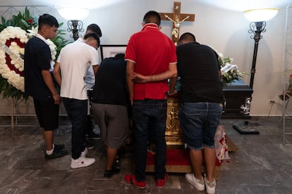 Familiares y amigos durante el velorio de Gustavo Pérez, uno de los  cinco jóvenes asesinados en Nuevo Laredo.