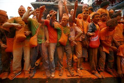 Un grupo de hombres lanza polvo de colores al aire durante el festival Bisket Jatra celebrado en la ciudad de Bhaktapur (Nepal).