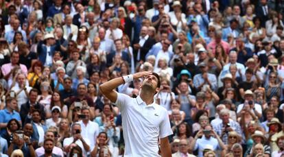 El tenista serbio celebra la victoria en Wimbledon, tras el partido más largo de la historia en esta competición.