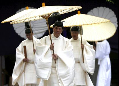 Sacerdotes sintoístas sostenen paraguas tradicionales durante el Festival Anual de Primavera en el santuario Yasukuni, en Tokio (Japón).