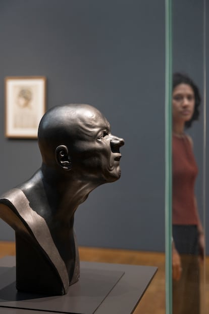 La artista neerlandesa Fiona Tan, al fondo, en su muestra ‘Monomanía’.