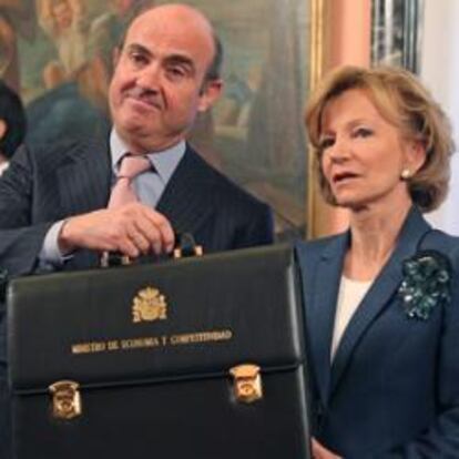 Elena Salgado, la ministra de Economía saliente, cede la cartera a Luis de Guindos, recién designado en el cargo