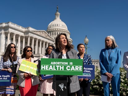 Un acto de diputadas a favor del aborto frente al Capitolio, en Washington, el 19 de abril.