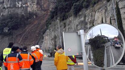 Un desprendimiento de rocas y tierra corta la carretera de acceso a la plaza de Montserrat.<b>