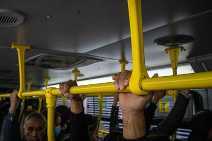 Usuarios de Transmilenio se trasladan al interior de una unidad, los servicios de transporte público se saturaron durante las primeras horas de la jornada.