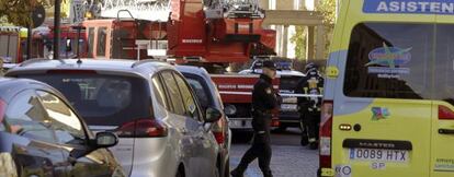 Bomberos y agentes de Polic&iacute;a Local en la escuela infantil Guillermo Arce de Salamanca, donde ha ocurrido la detonaci&oacute;n.