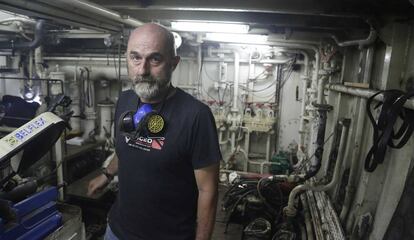 Íñigo Gutiérrez, en el interior del barco de rescate 'Aita Mari'.