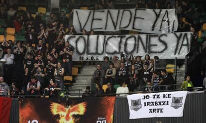 Integrantes de las peñas del Bilbao Basket despliegan pancartas que exigen una solución a los problemas económicos del club.
