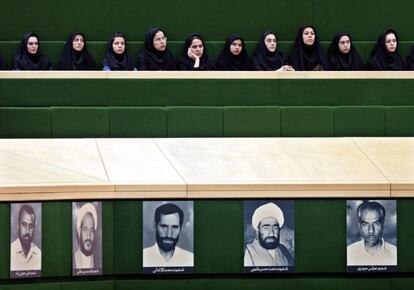 Mujeres en el parlamento iran&iacute; en una sesi&oacute;n abierta al p&uacute;blico.