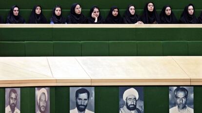 Mujeres en el parlamento iraní en una sesión abierta al público.
