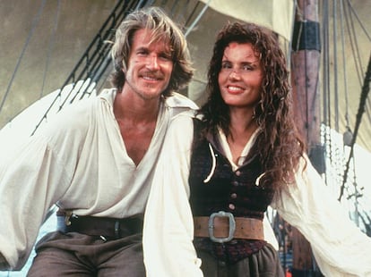 Matthew Modine y Geena Davis en 'La isla de las cabezas cortadas' (1995).