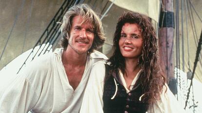 Matthew Modine y Geena Davis en 'La isla de las cabezas cortadas' (1995).