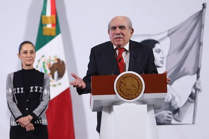 Pablo Gómez y Claudia Sheinbaum, en Ciudad de México, el 1 de abril.