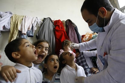 Niños desplazados sirios hacen cola para recibir la vacuna contra la poliomielitis, en uno de los campos de refugiados en la ciudad de Sidón, Líbano, 7 de noviembre 2013.