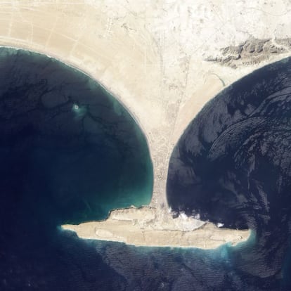 Imagen de la nueva isla cerca de Gwadar, que posiblemente se creó tras el terremoto que sacudió Pakistán el 24 de septiembre de 2013. La imagen fue tomada por el 'Earth Observing-1' de la NASA.