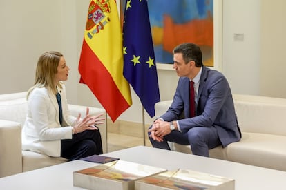 La presidenta del Parlamento Europeo, Roberta Metsola, con el presidente del Gobierno, Pedro Sánchez.