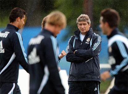 Pellegrini, al fondo, durante un entrenamiento.