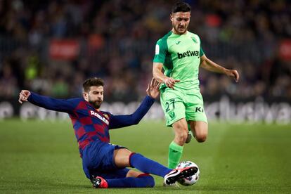 El defensa del FC Barcelona, Gerard Piqué (i), disputa el balón ante el centrocampista del CD Leganés, Óscar Rodríguez (d), durante el encuentro de octavos de final de Copa del Rey entre el FC Barcelona y el CD Leganés disputado este jueves en el Camp Nou en Barcelona. 