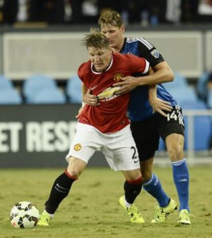 Schweinsteiger protege el balón en el partido del United ante San José Earthquakes