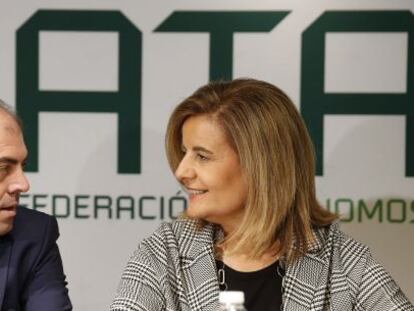 Lorenzo Amor, presidente de la Federaci&oacute;n de aut&oacute;mos con la ministra de Empleo y Seguridad Social, F&aacute;tima B&aacute;&ntilde;ez. 