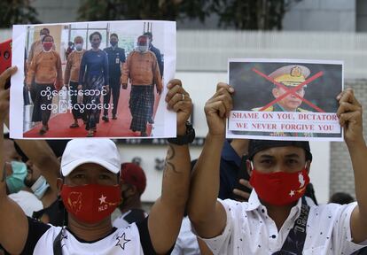 Ciudadanos birmanos participan en una manifestación contra la junta militar golpista, el pasado miércoles en Bangkok.