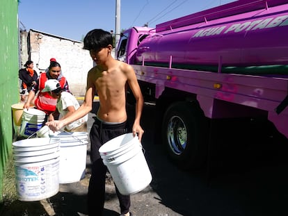 Vecinos de la alcaldía Azcapotzalco, en Ciudad de México, recolectan agua de una pipa, el 26 de enero de 2024.