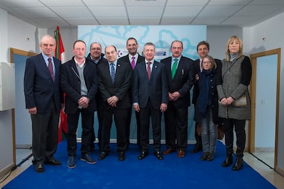 José Luis Erezuma (cuarto por la derecha), exalcalde de Alonsotegi, posa junto al lehendakari Urkullu (en el centro, con corbata roja) en la inauguración del centro de salud de la localidad vizcaína en 2015.