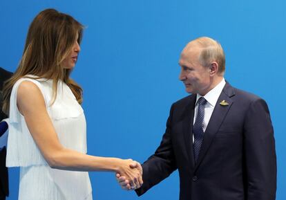 Melania Trump, mulher do presidente dos EUA, cumprimenta Vladimir Putin.