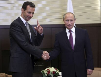 Vladimir Putin (d), saluda al presidente sirio Bashar Assad (i) en la residencia Bocharov Ruchei en Sochi (Rusia), el 20 de noviembre de 2017.