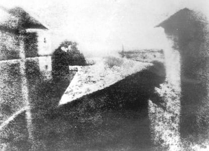 La primera fotografía tomada por Niépce en 1826. Se titula 'Punto de vista desde la ventana de Gras' y se conserva en la actualidad en la Universidad de Texas.