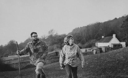 El escritor John Fowles, con su esposa en una caminata por el campo.