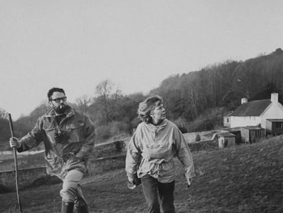 El escritor John Fowles, con su esposa en una caminata por el campo.
