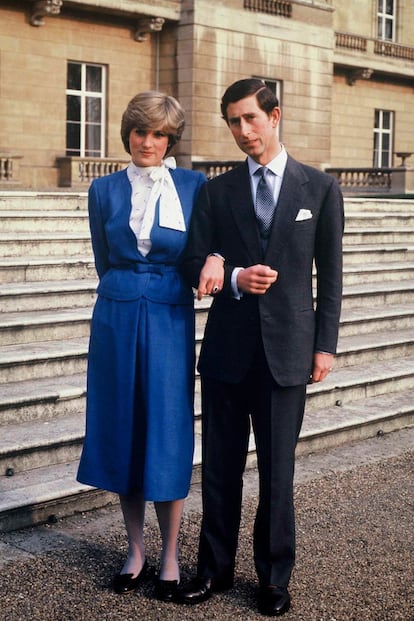 El 24 de febrero de 1981 Carlos y Diana anunciaban su compromiso frente al palacio de Buckingham. Kate, treinta años después, también llevó un vestido azul klein para hacer lo propio con William.