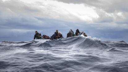 Inmigrantes de Marruecos y Bangladesh reaccionan ante la llegada de los trabajadores humanitarios de Open Arms en el mar Mediterráneo frente la costa libia, en enero.