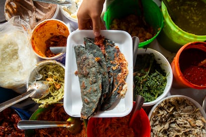 Quesadillas en el puesto de quesadillas Elenita en colonia Roma de Ciudad de México, el 10 de octubre del 2024.