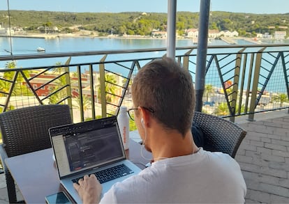 Federico Menaier, de Eventbrite, trabajando en remoto desde Menorca.