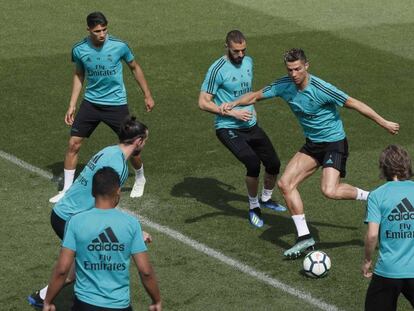 Cristiano Ronaldo controla el balón en el entrenamiento de este viernes. 