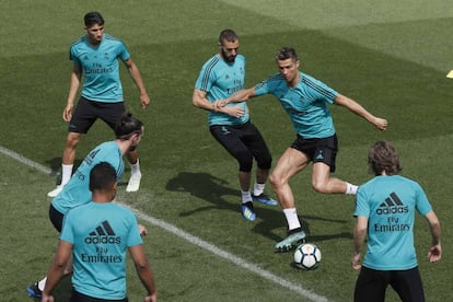 Cristiano Ronaldo controla el balón en el entrenamiento de este viernes.