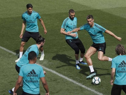 Cristiano Ronaldo controla el balón en el entrenamiento de este viernes. 