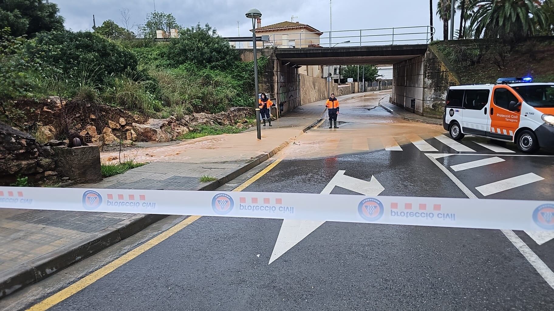 La Generalitat lanza una alerta masiva a los teléfonos móviles de Barcelona por el riesgo de inundaciones y suspende el tráfico de Rodalies 