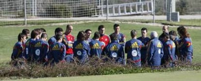 Luis Aragonés charla con sus jugadores ayer antes del entrenamiento.