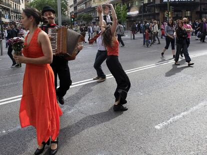 El grupo 10 & 10 Danza ejecuta su acción callejera en la confluencia de la Gran Vía con la calle de Montera.