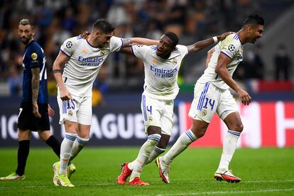 Alaba, en el centro, celebra con Valverde y Casemiro el gol del Madrid al Inter en San Siro.