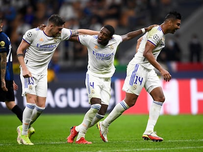 Alaba, en el centro, celebra con Valverde y Casemiro el gol del Madrid al Inter en San Siro.