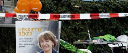 La policía acordonó la zona donde fue atacada este sábado Henriette Reker en Colonia.
