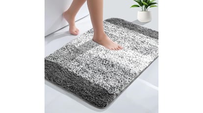 Vista de la alfombra para el baño con descuento en Amazon.