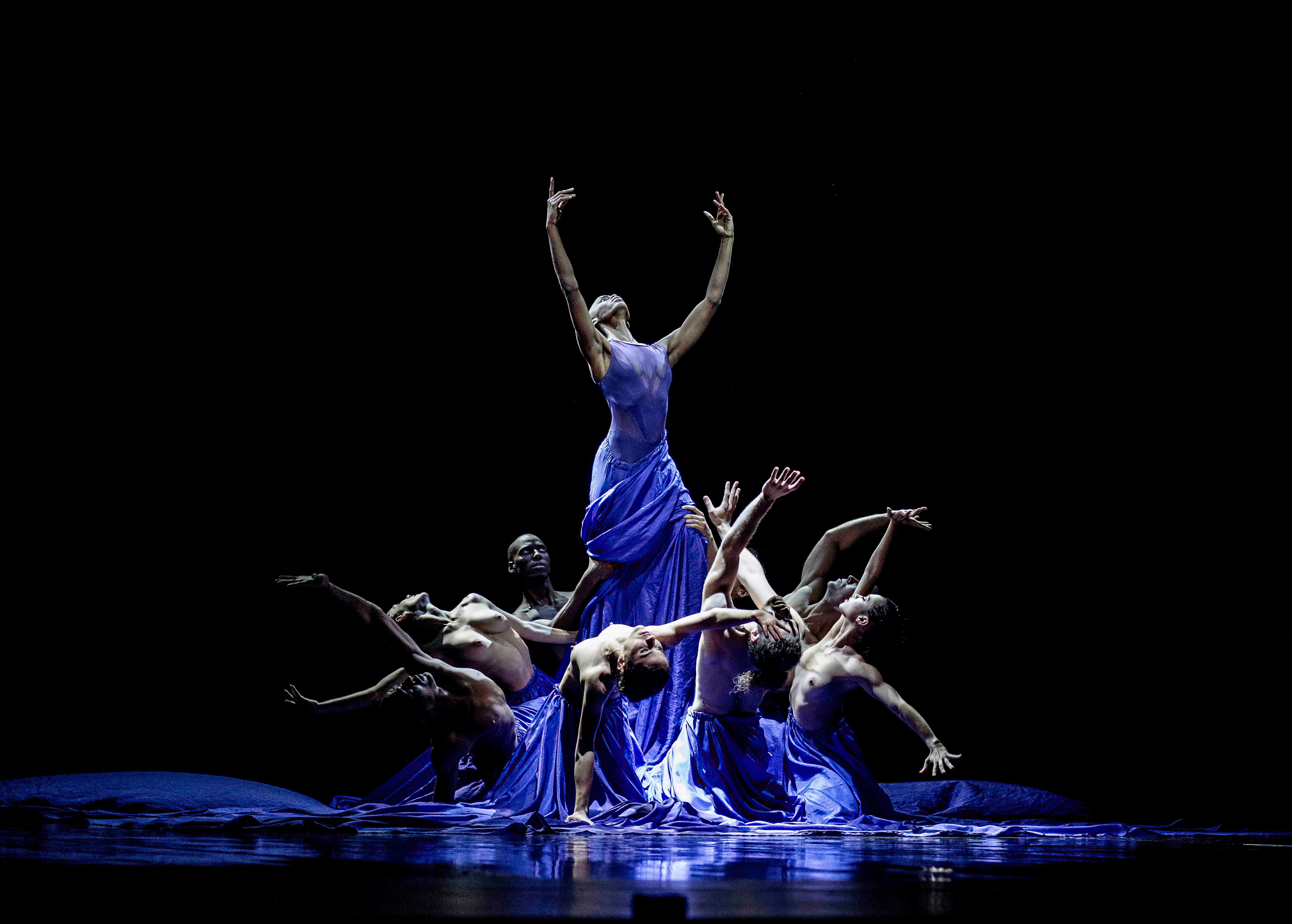 Imagen de la coreografía 'Satori', de Raúl Reinoso, bailada por la compañía Acosta Danza.
