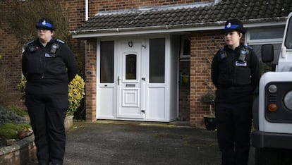 Unas policías británicas vigilan la residencia de Serguéi Skripal, en Salisbury (Reino Unido) a principios de marzo.